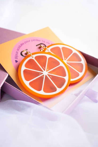 Boucles d'oreilles pendantes orange bijou coloré créateur en acrylique découpé laser, Limonade Studio, sur cartonnette dans packaging cadeau ouvert