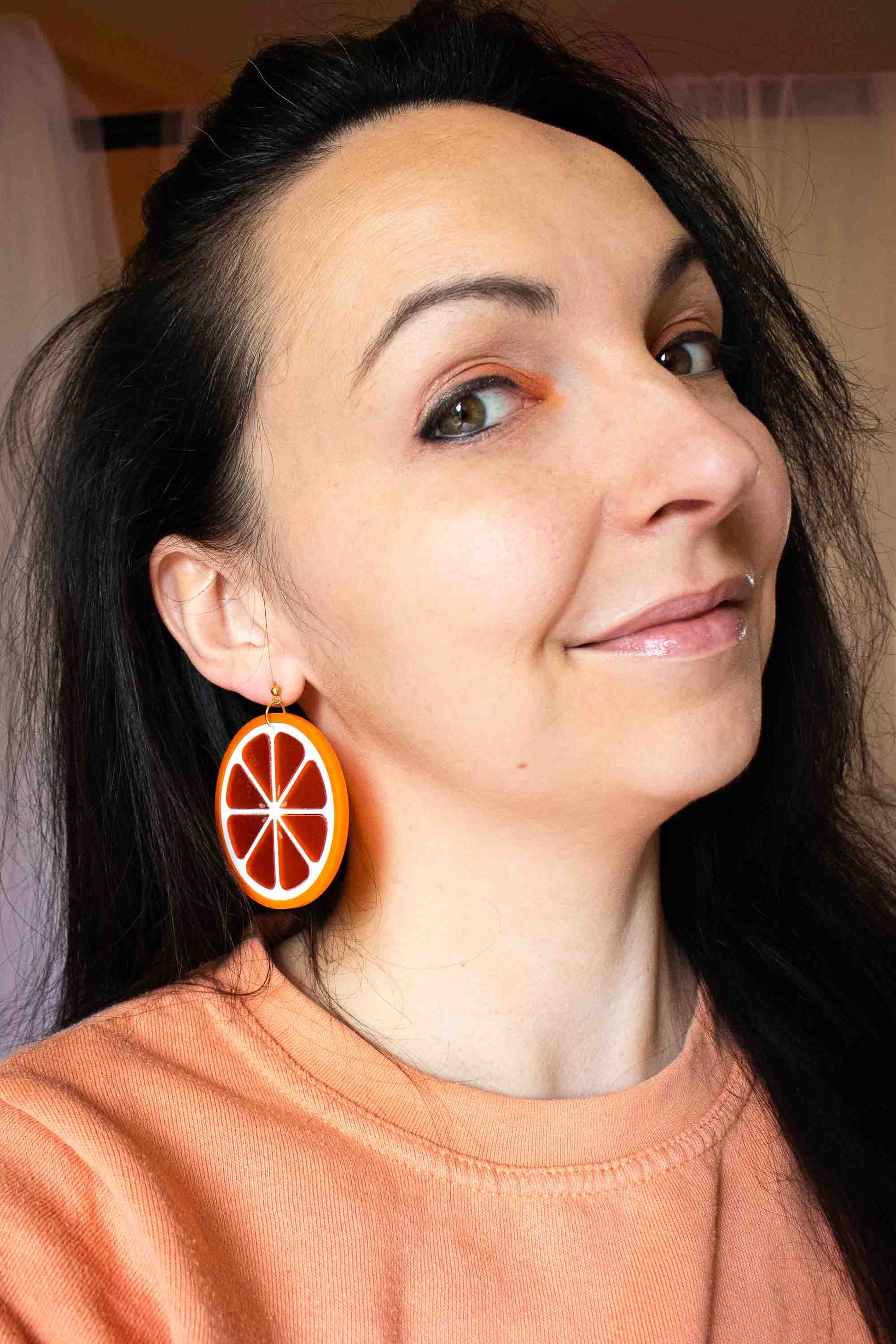 Boucle d'oreille orange acidulé en acrylique découpé au laser, cadeau femme artisanal, puce dorée, Limonade Studio, portée en situation lifestyle