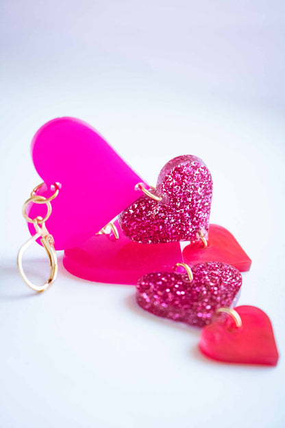 gros plan boucles d'oreille cœurs rose fuschia pailleté marbré acrylique, Limonade Studio
