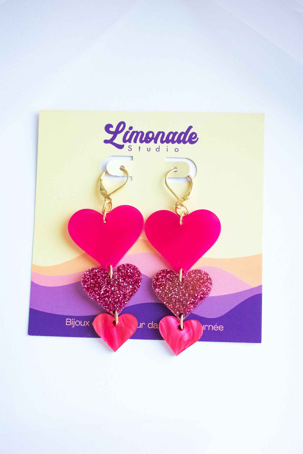 Boucles d'oreille trio de cœurs en acrylique rose fuschia, pailleté et marbré. Dormeuses acier inoxydable plaqué or 18 carats. Limonade Studio.