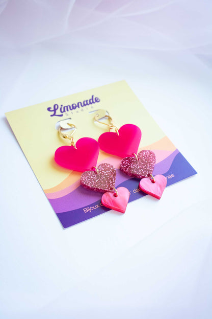 boucles d'oreille cœurs roses acrylique sur packaging Limonade Studio