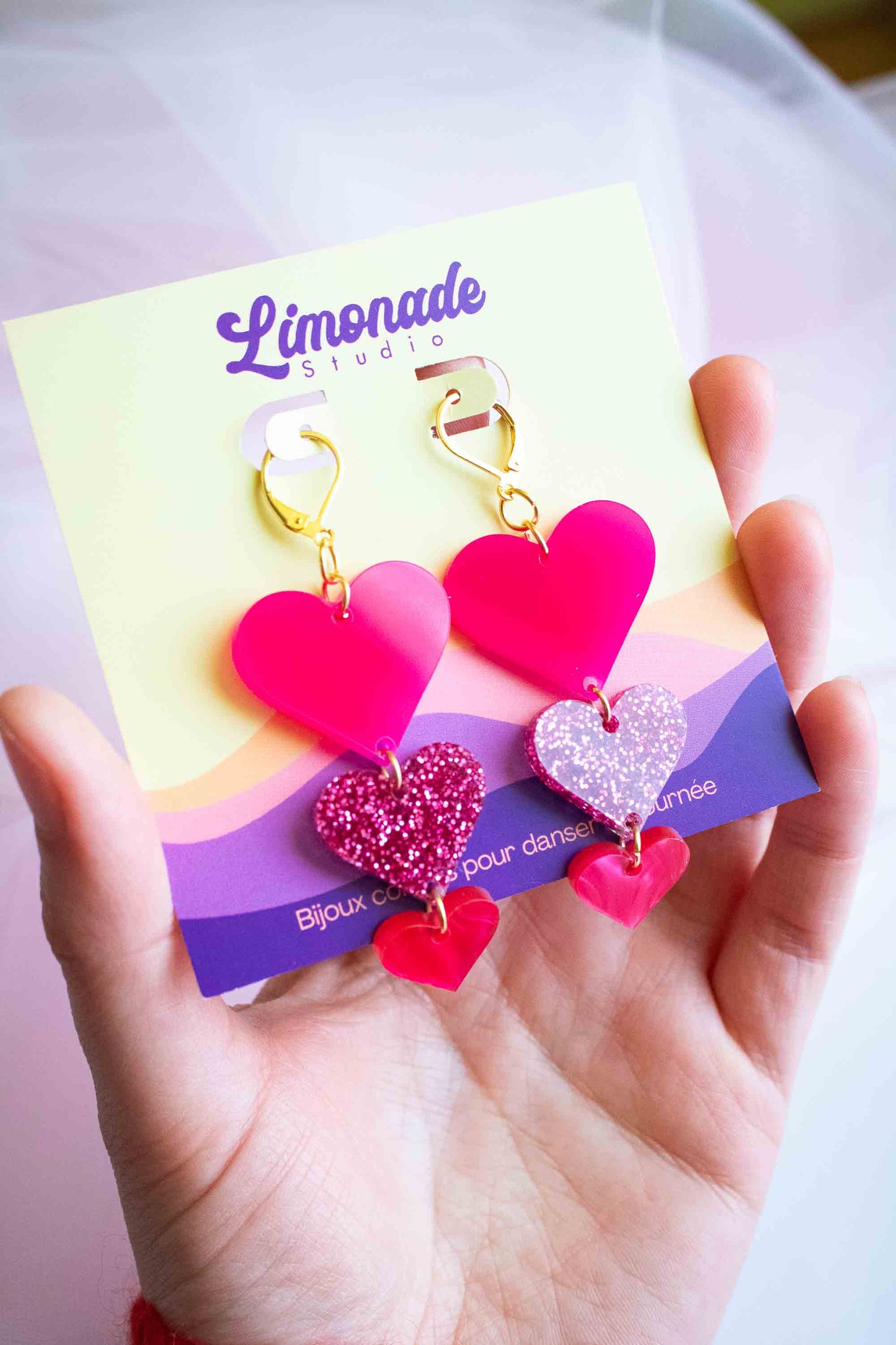 boucles d'oreille cœurs roses acrylique sur packaging Limonade Studio