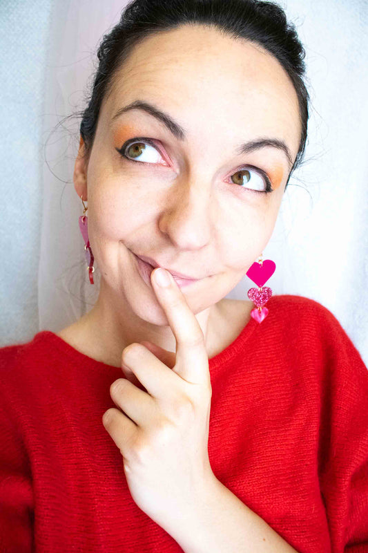 boucles d'oreille trio de cœurs roses portées, acrylique pailleté et marbré, Limonade Studio