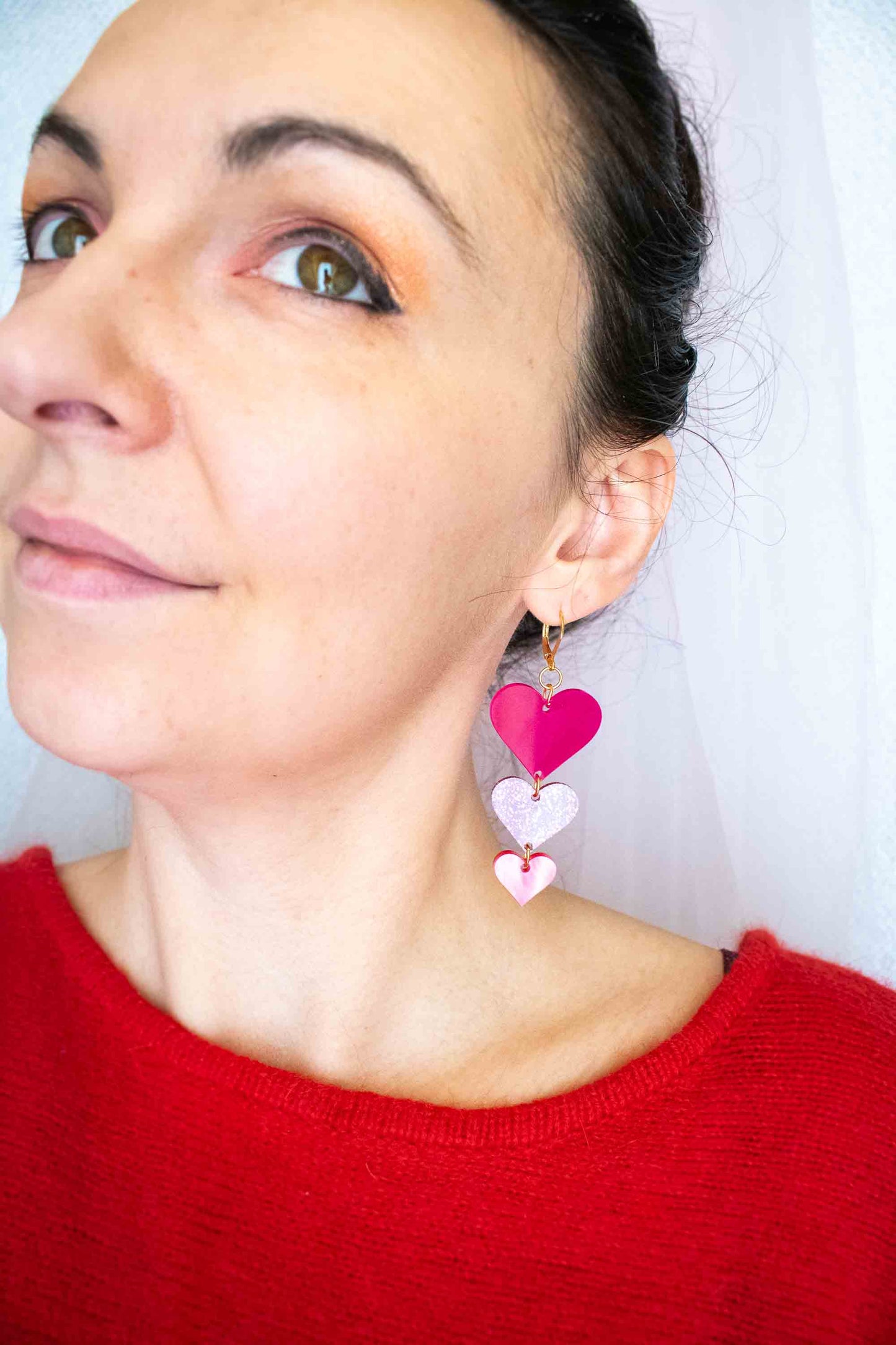 boucles d'oreille trio de cœurs roses portées, acrylique pailleté et marbré, Limonade Studio