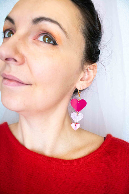 boucles d'oreille trio de cœurs roses portées, acrylique pailleté et marbré, Limonade Studio