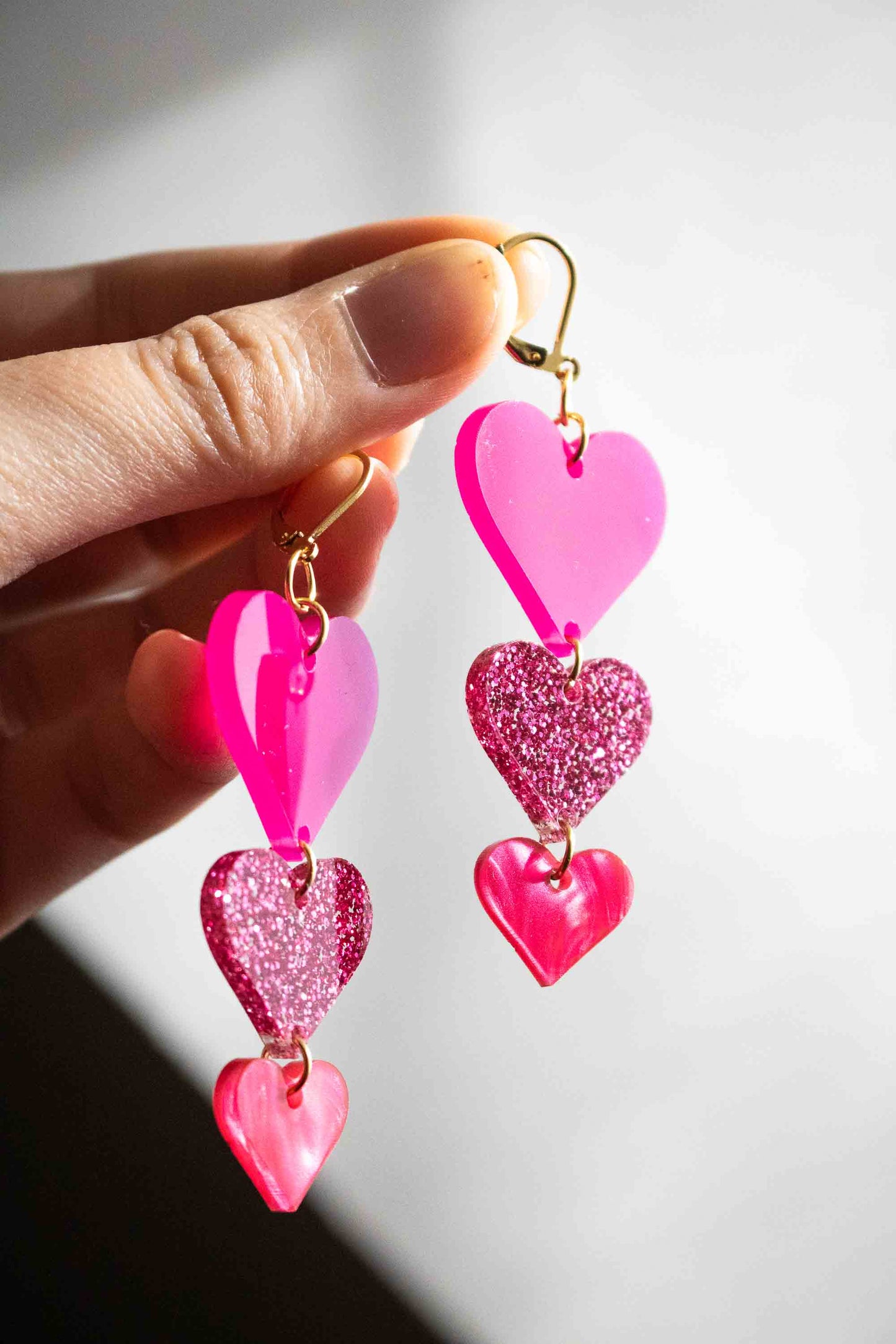 boucles d'oreille trio de cœurs roses acrylique suspendues, Limonade Studio