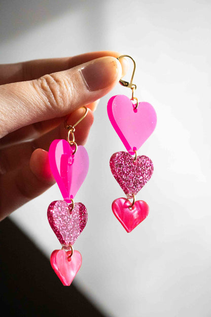 boucles d'oreille trio de cœurs roses acrylique suspendues, Limonade Studio