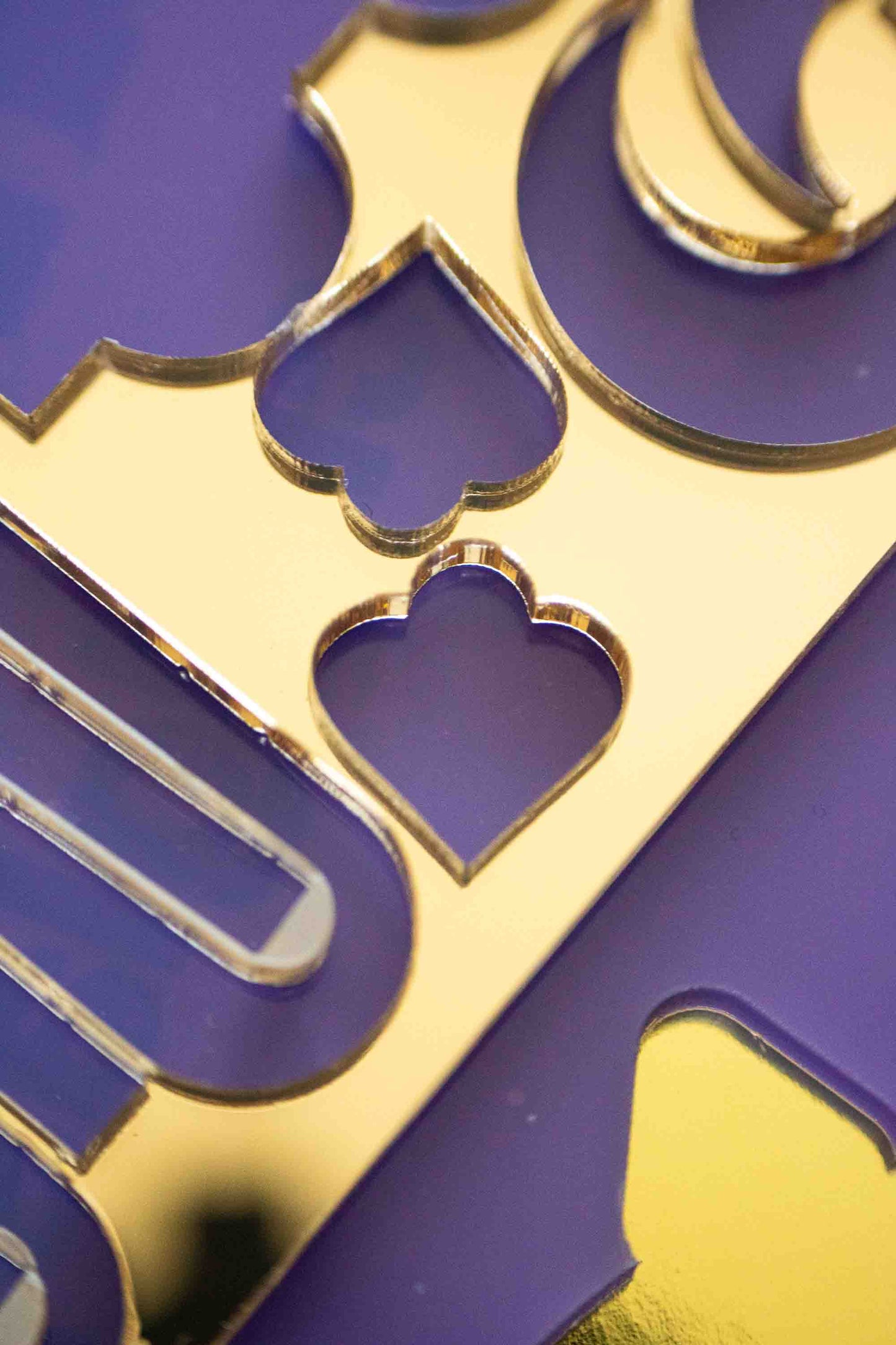 Boucles d'oreilles violettes en acrylique decoupe laser, cadeau femme artisanal Limonade Studio, macro des bords dorés et de la finition des plaques de materiaux brutes