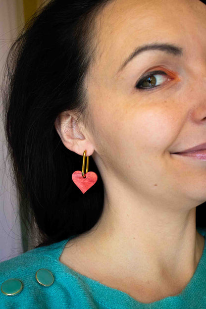 Boucles pendantes cœur rouge acrylique marbré Limonade Studio portées à l'oreille, bijou coloré fait main cadeau femme, vue profil