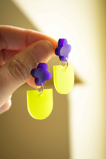 Paire de boucles pendantes fleur violette vert acrylique découpe laser, cadeau original fait main Limonade Studio, tenues entre les doigts