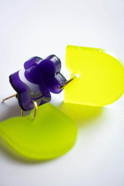 Profil des boucles pendantes fleur violette vert acrylique dépoli découpe laser Limonade Studio, détail épaisseur et superposition, fond blanc