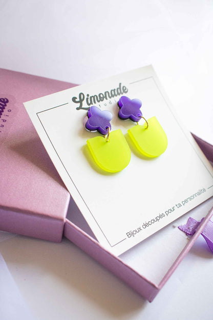 Boucles pendantes fleur violette et vert acrylique cadeau femme artisanal Limonade Studio, sur cartonnette dans boîte cadeau violette ouverte