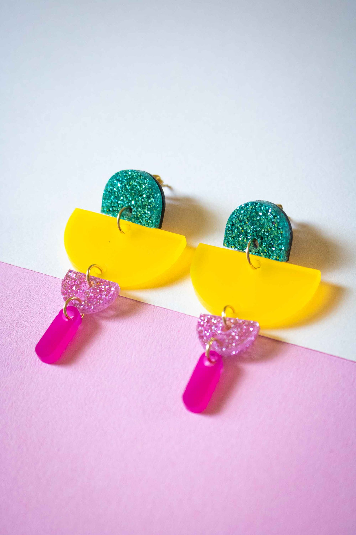 Boucles d'oreille demi-cercles superposés multicolores : clou plaqué or 18 carats