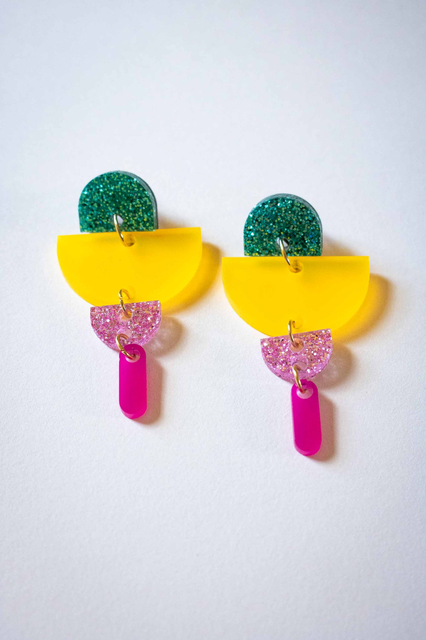Boucles d'oreille demi-cercles superposés multicolores : clou plaqué or 18 carats