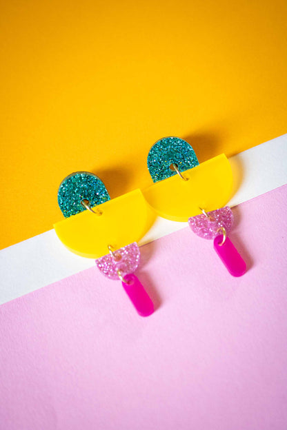 Boucles d'oreille demi-cercles superposés multicolores : clou plaqué or 18 carats