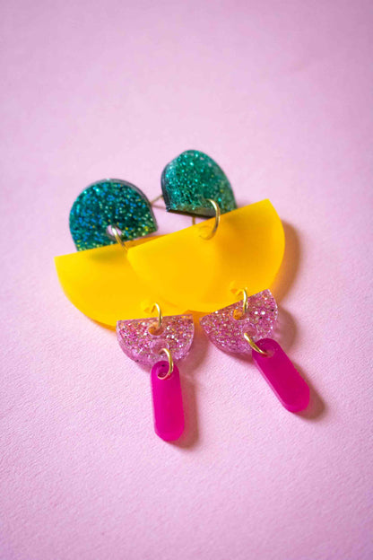 Boucles d'oreille demi-cercles superposés multicolores : clou plaqué or 18 carats