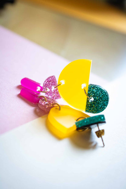 Boucles d'oreille demi-cercles superposés multicolores : clou plaqué or 18 carats