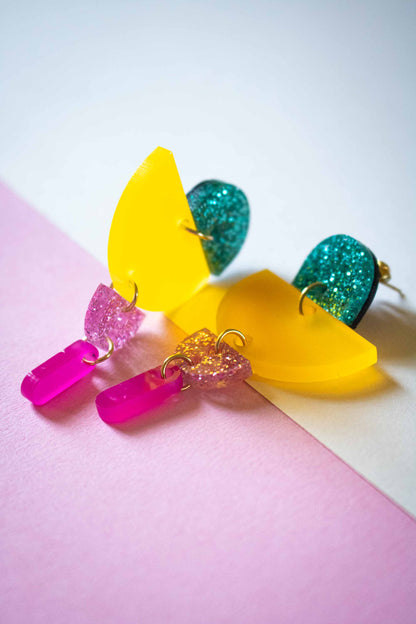 Boucles d'oreille demi-cercles superposés multicolores : clou plaqué or 18 carats