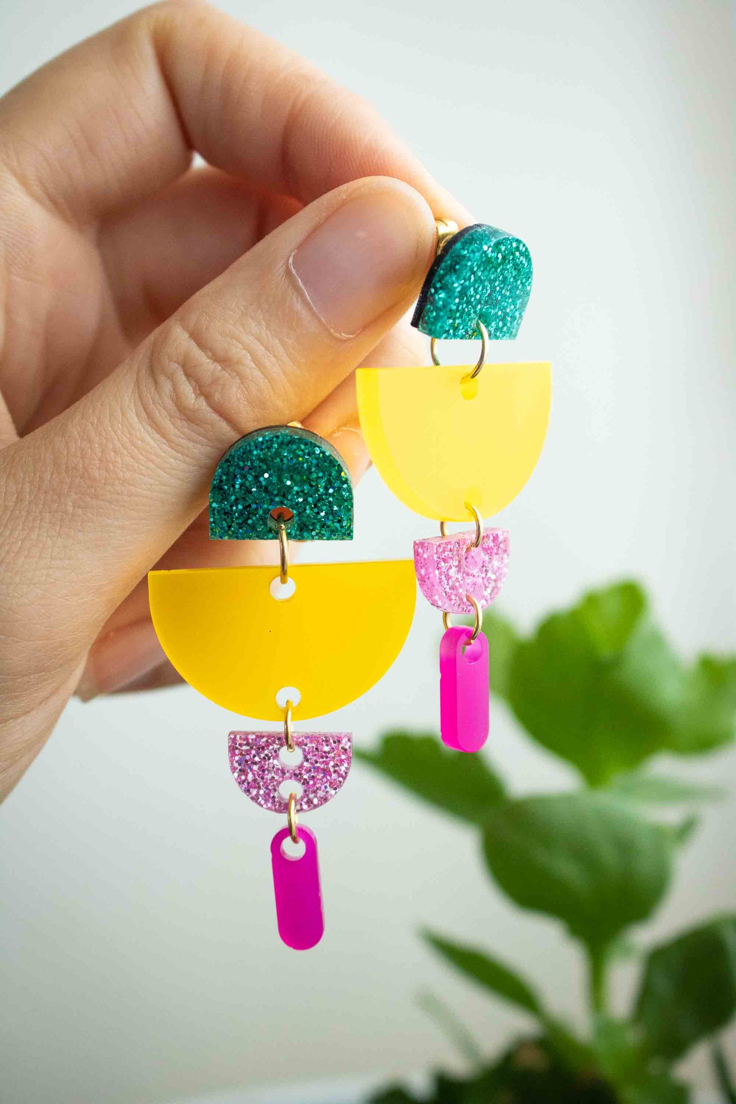 Boucles d'oreille demi-cercles superposés multicolores : clou plaqué or 18 carats