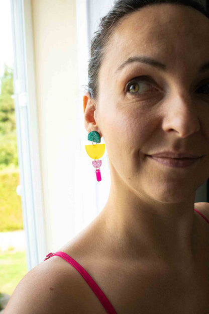Boucles d'oreille demi-cercles superposés multicolores : clou plaqué or 18 carats