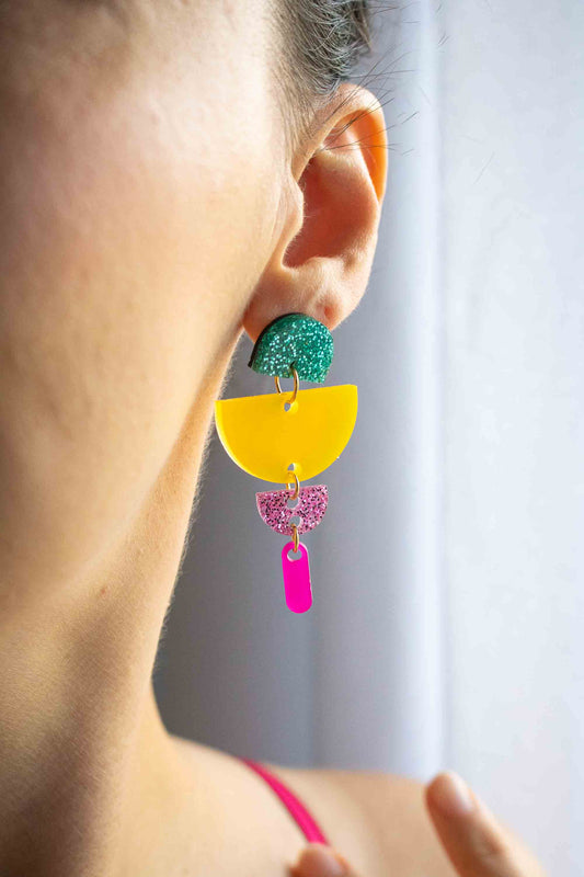 Boucles d'oreille demi-cercles superposés multicolores : clou plaqué or 18 carats