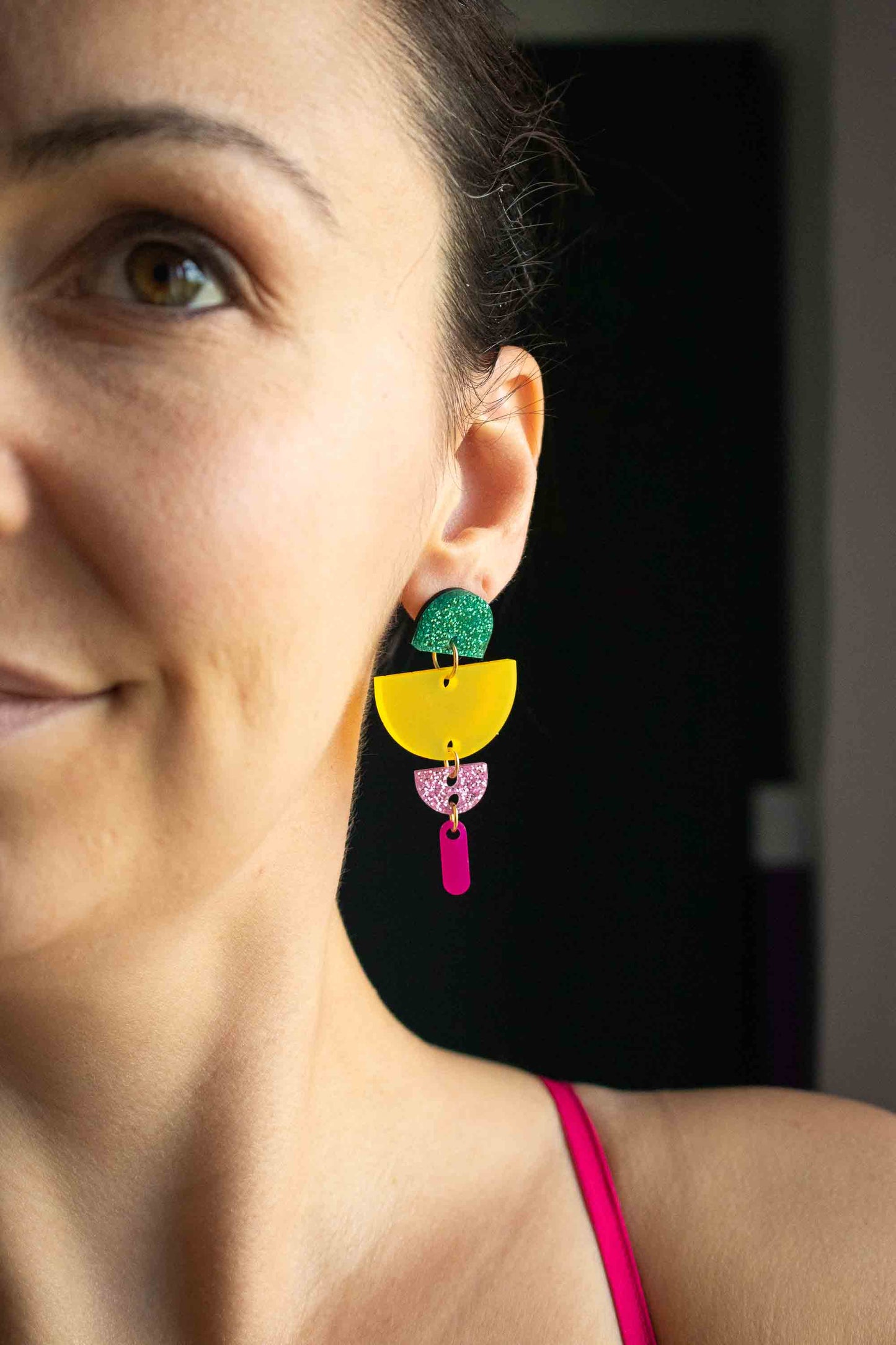 Boucles d'oreille demi-cercles superposés multicolores : clou plaqué or 18 carats
