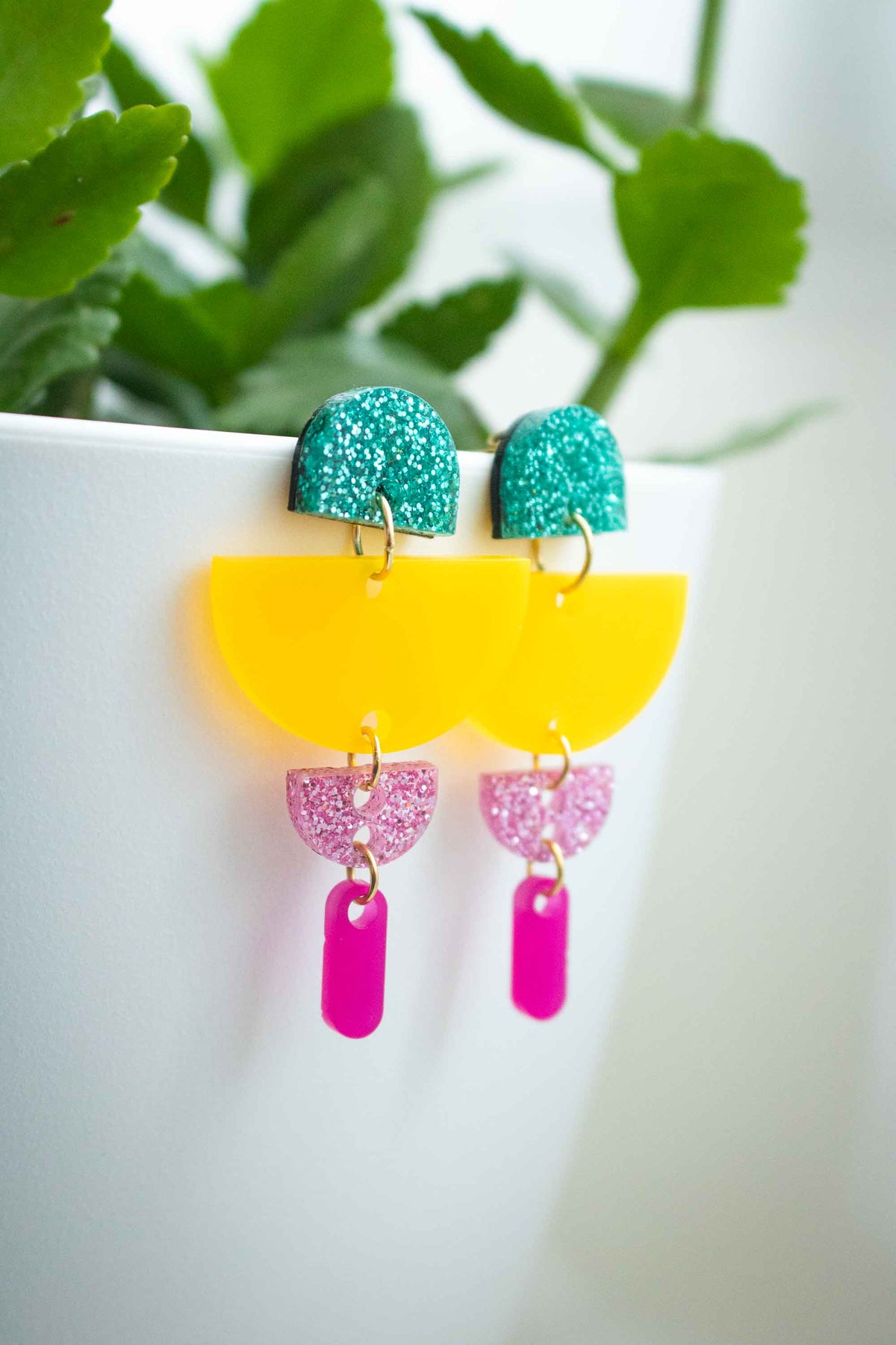 Boucles d'oreille demi-cercles superposés multicolores : clou plaqué or 18 carats