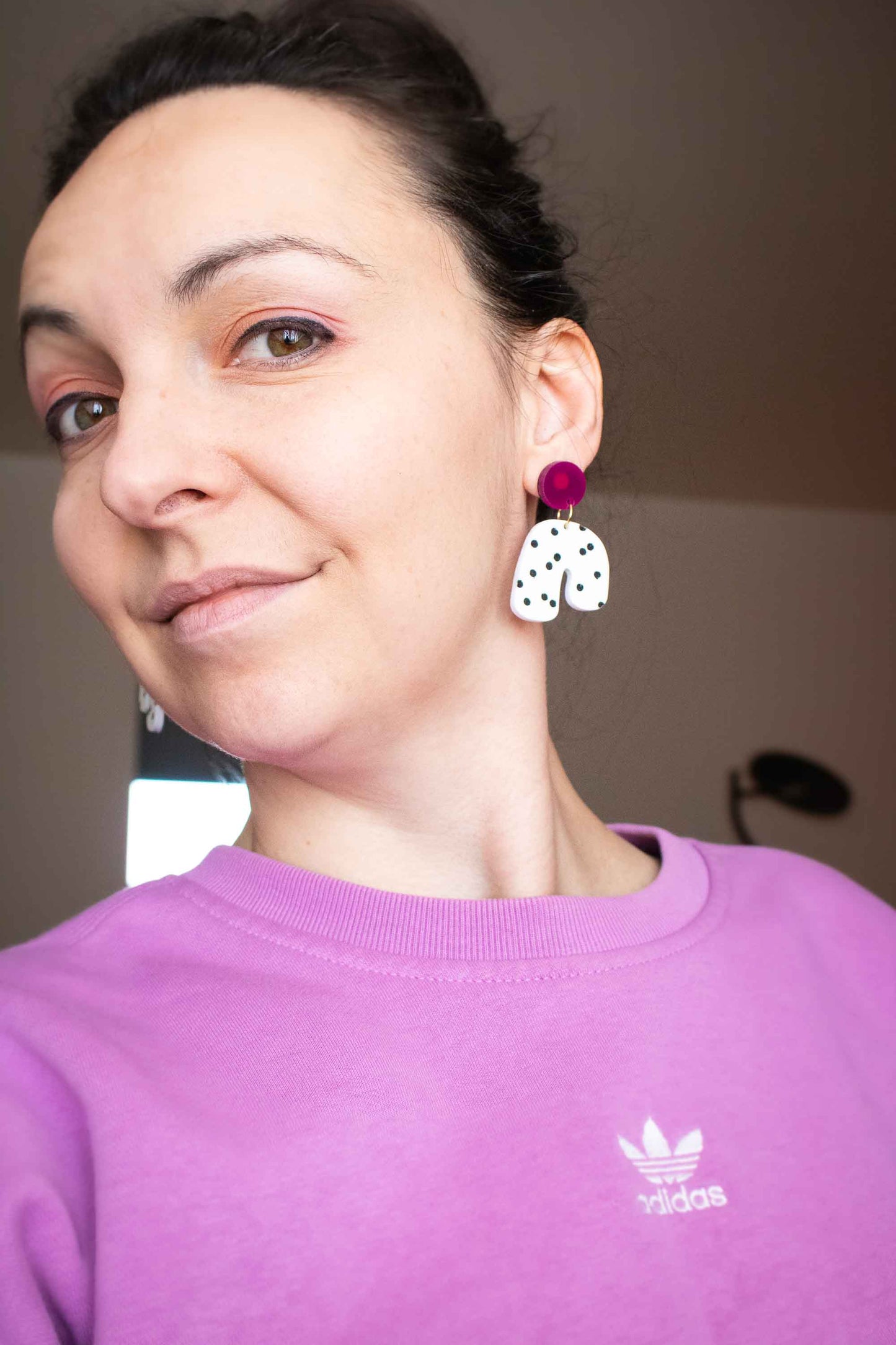 Portrait bijoux fantaisie boucles d'oreilles acrylique graphique rose et blanc, Limonade Studio
