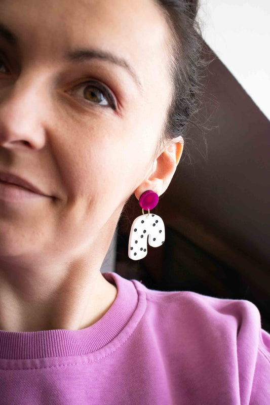 Portrait boucles d'oreilles acrylique arche à pois noirs et rose foncé portées, Limonade Studio