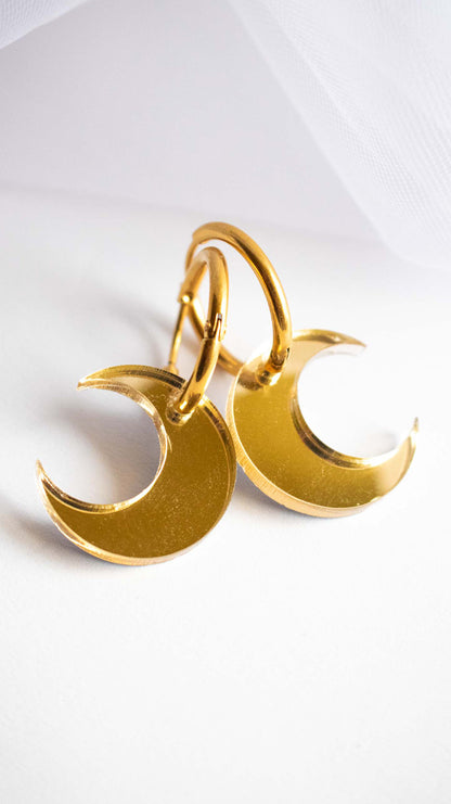 Vidéo des boucles d'oreilles huggies lune dorée miroir portées et présentées dans leur packaging cadeau, bijou artisanal fait main par Limonade Studio