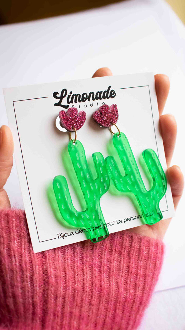 boucles d'oreille cactus pendantes acrylique vert et rose pailleté, bijou fantaisie coloré, Limonade Studio