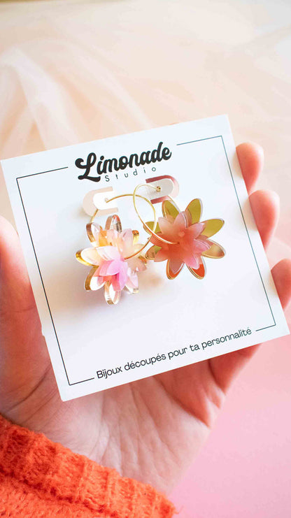 Vidéo de boucles d'oreille de type créole doré et rose en forme de fleur, découpé au laser, bijou fait main de limonade studio