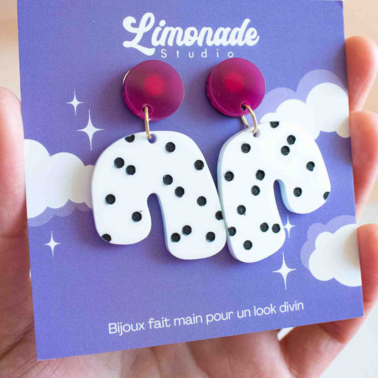 Vidéo boucles d'oreilles acrylique arche à pois noirs et rose foncé, suspendues et portées, Limonade Studio