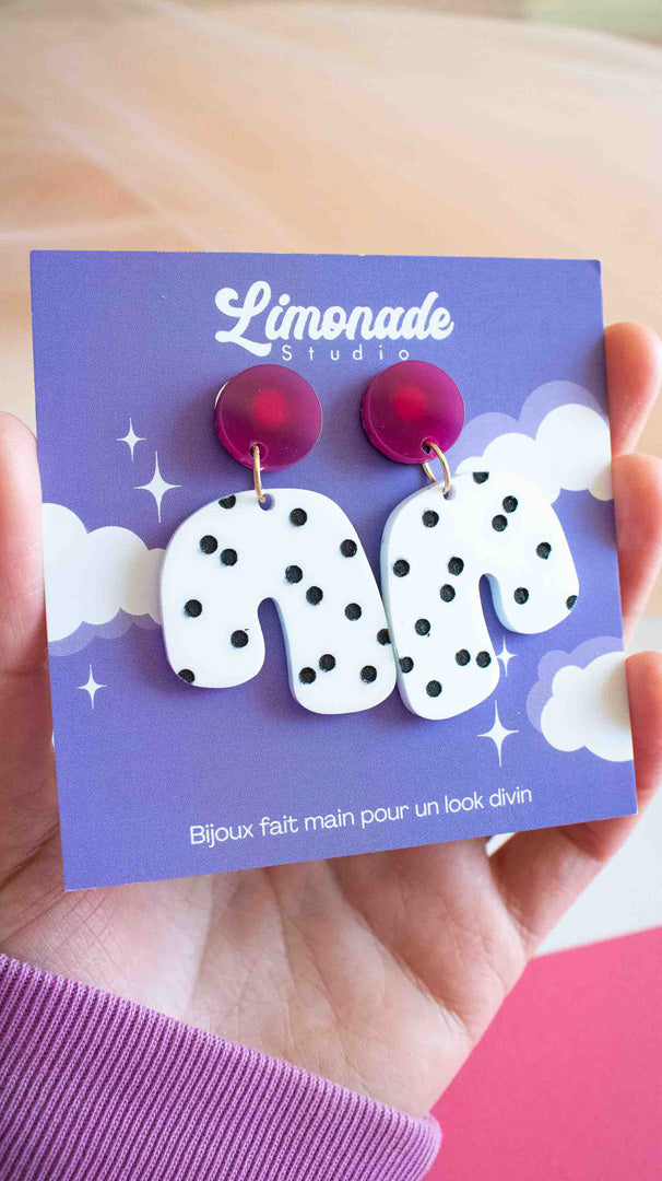 Vidéo boucles d'oreilles acrylique arche à pois noirs et rose foncé, suspendues et portées, Limonade Studio