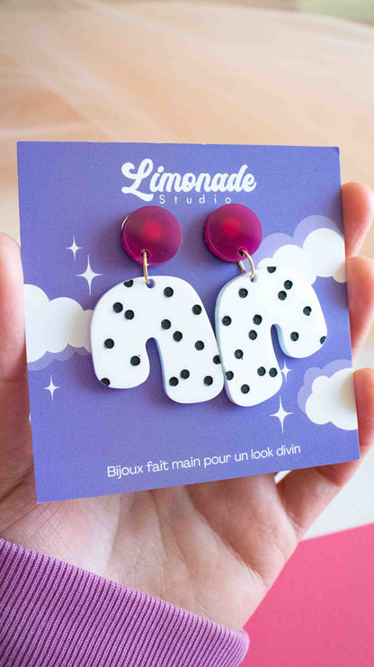 Vidéo boucles d'oreilles acrylique arche à pois noirs et rose foncé, suspendues et portées, Limonade Studio