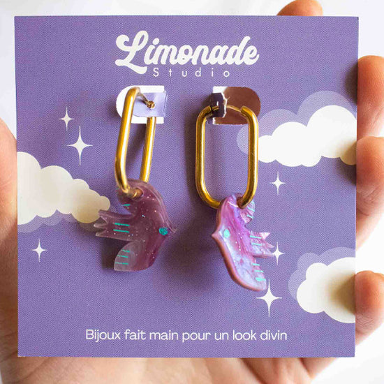 Video de Boucle d'oreille portées huggies oiseau violet acrylique marbré, anneau acier doré, bijou coloré artisanal Limonade Studio