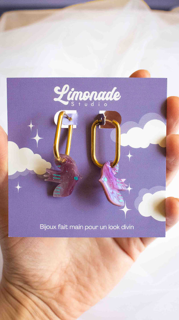 Video de Boucle d'oreille portées huggies oiseau violet acrylique marbré, anneau acier doré, bijou coloré artisanal Limonade Studio