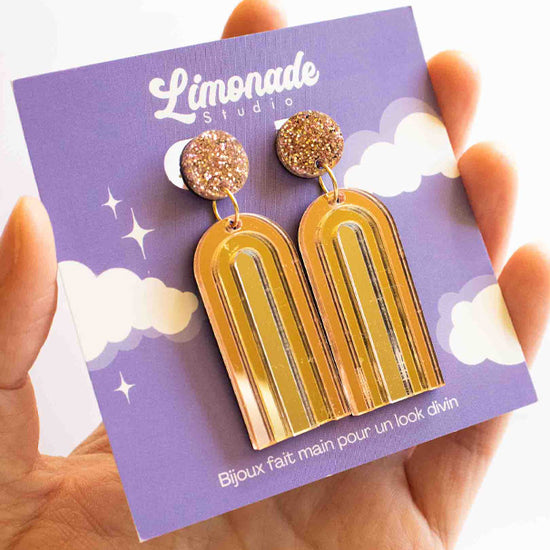 Boucles d'oreilles pendantes arche or miroir en acrylique découpé au laser, puce pailletée rose gold, fait main cadeau femme, Limonade Studio, portées et packaging 