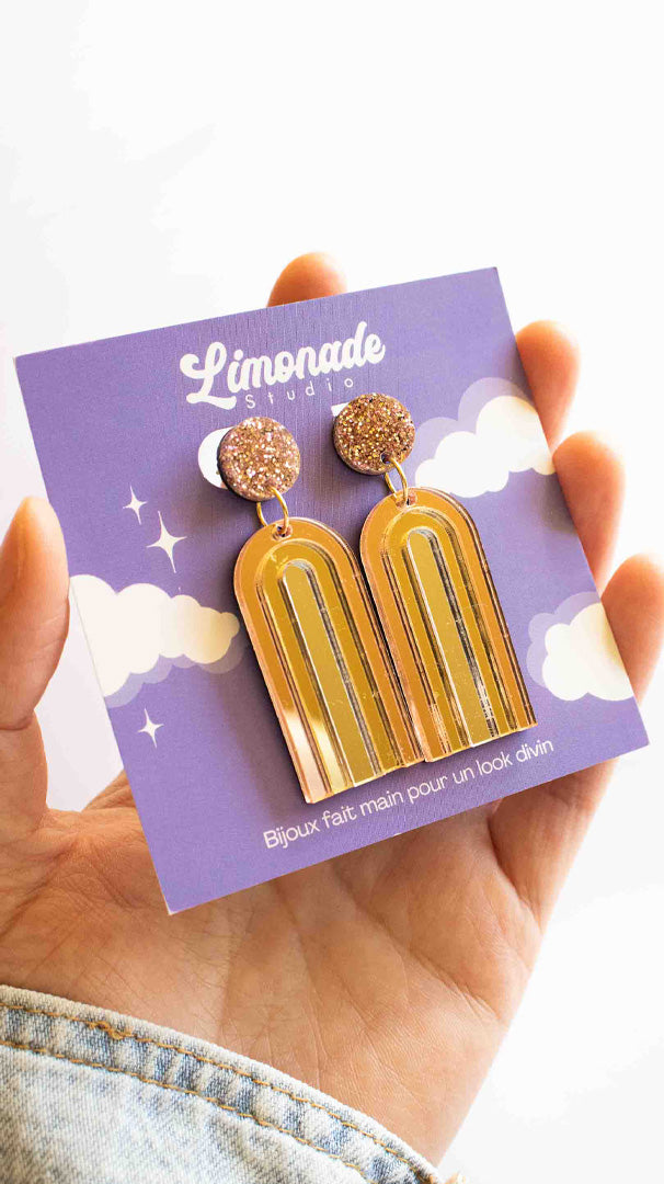 Boucles d'oreilles pendantes arche or miroir en acrylique découpé au laser, puce pailletée rose gold, fait main cadeau femme, Limonade Studio, portées et packaging 