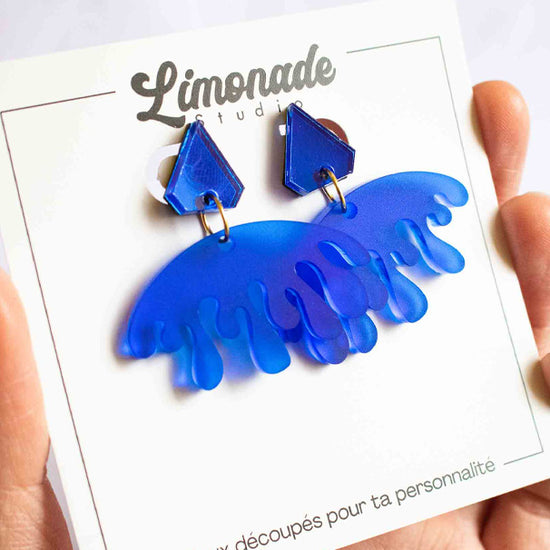 Boucles d'oreilles pendantes bleues acrylique dépoli et miroir, forme organique fait main découpe laser, Limonade Studio, portées et packaging