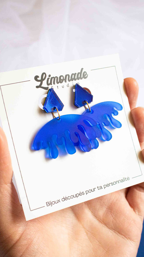 Boucles d'oreilles pendantes bleues acrylique dépoli et miroir, forme organique fait main découpe laser, Limonade Studio, portées et packaging