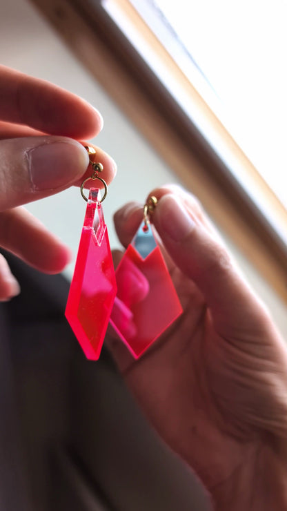 Boucles d'oreilles losange rose fluo et miroir argenté, clou acier plaqué or 18 carats